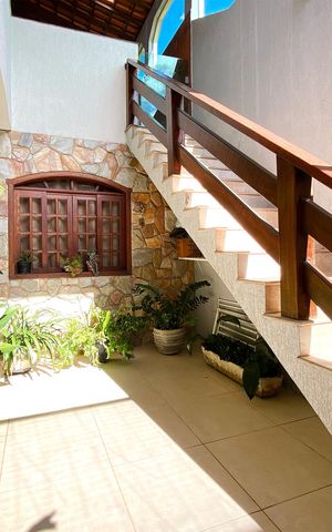 Casa à venda com 426m², 4 quartos e 4 vagas Casa à venda com 426m², 4 quartos e 4 vagasHall externo
