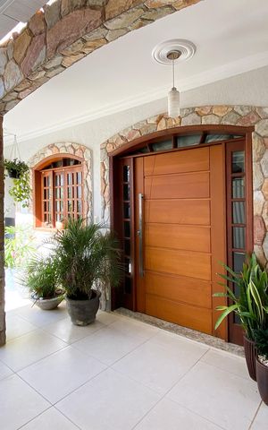Casa à venda com 426m², 4 quartos e 4 vagas Casa à venda com 426m², 4 quartos e 4 vagasVaranda entrada