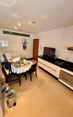 Casa à venda com 535m², 6 quartos e 1 vaga Casa à venda com 535m², 6 quartos e 1 vagaCozinha