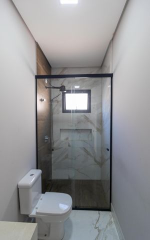 Casa de condomínio para alugar com 280m², 3 quartos e sem vaga Casa de condomínio para alugar com 280m², 3 quartos e sem vagaBanheiro da Suíte 01