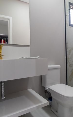 Casa de condomínio para alugar com 280m², 3 quartos e sem vaga Casa de condomínio para alugar com 280m², 3 quartos e sem vagaBanheiro da Suíte 03