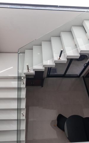 Casa de condomínio para alugar com 280m², 3 quartos e sem vaga Casa de condomínio para alugar com 280m², 3 quartos e sem vagaEscada