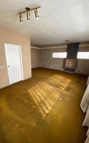 Casa à venda com 373m², 4 quartos e 4 vagas Casa à venda com 373m², 4 quartos e 4 vagasSala
