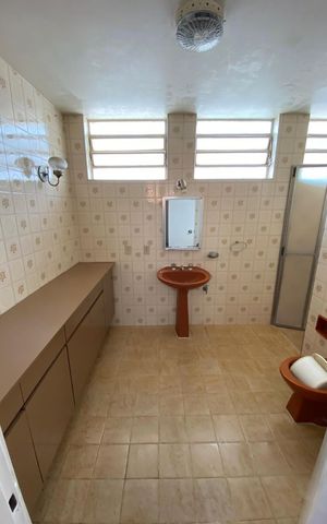 Casa à venda com 373m², 4 quartos e 4 vagas Casa à venda com 373m², 4 quartos e 4 vagasBanheiro