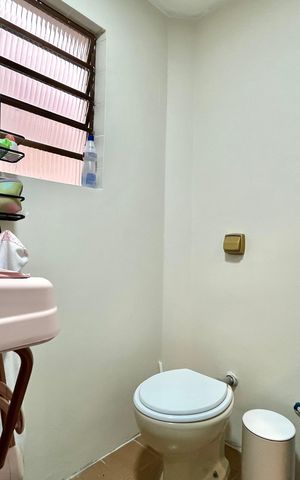 Casa à venda com 134m², 2 quartos e 2 vagas Casa à venda com 134m², 2 quartos e 2 vagasBanheiro Corredor