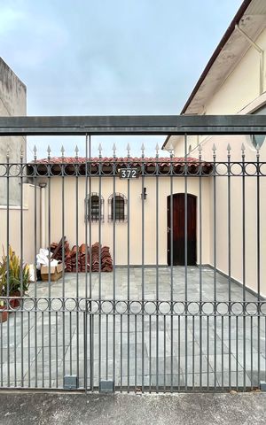 Casa à venda com 134m², 2 quartos e 2 vagas Casa à venda com 134m², 2 quartos e 2 vagasFachada