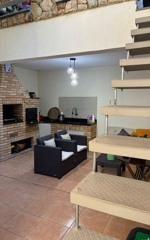 Casa à venda com 206m², 3 quartos e 2 vagas Casa à venda com 206m², 3 quartos e 2 vagasÁrea externa