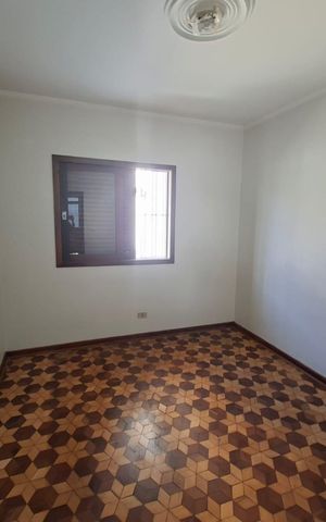Casa à venda com 241m², 5 quartos e 3 vagas Casa à venda com 241m², 5 quartos e 3 vagasQuarto