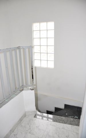 Casa à venda com 174m², 3 quartos e 4 vagas Casa à venda com 174m², 3 quartos e 4 vagasDetalhe - Escada Quartos