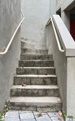 Casa para alugar com 357m², 7 quartos e 8 vagas Casa para alugar com 357m², 7 quartos e 8 vagasEscada externa de acesso ao segundo piso