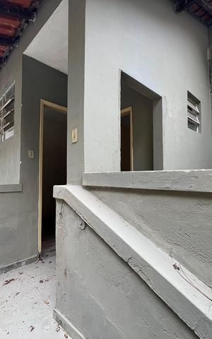 Casa para alugar com 357m², 7 quartos e 8 vagas Casa para alugar com 357m², 7 quartos e 8 vagasEscada externa de acesso ao segundo piso