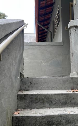 Casa para alugar com 357m², 7 quartos e 8 vagas Casa para alugar com 357m², 7 quartos e 8 vagasEscada externa de acesso ao segundo piso