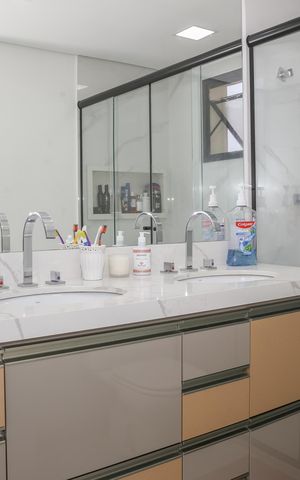 Apartamento à venda com 132m², 3 quartos e 4 vagas Apartamento à venda com 132m², 3 quartos e 4 vagasBanheiro da Suíte 1