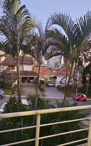 Casa de condomínio à venda com 312m², 4 quartos e 4 vagas Casa de condomínio à venda com 312m², 4 quartos e 4 vagasVaranda