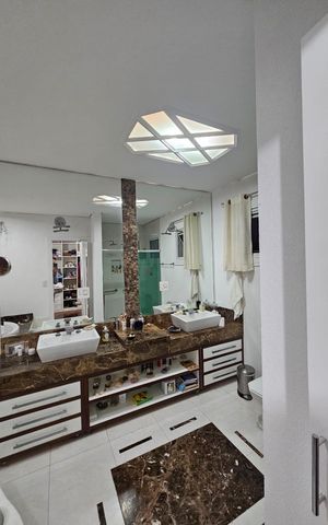 Casa de condomínio à venda com 312m², 4 quartos e 4 vagas Casa de condomínio à venda com 312m², 4 quartos e 4 vagasBanheiro
