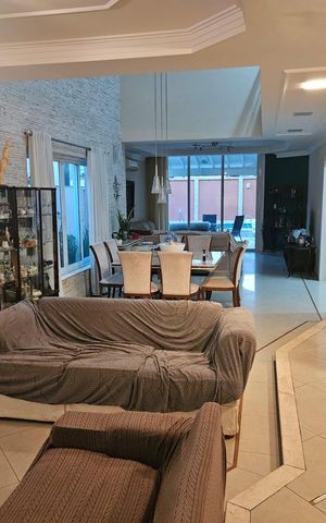 Casa de condomínio à venda com 312m², 4 quartos e 4 vagas Casa de condomínio à venda com 312m², 4 quartos e 4 vagasSala