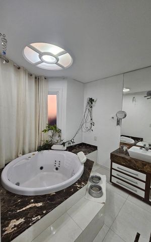 Casa de condomínio à venda com 312m², 4 quartos e 4 vagas Casa de condomínio à venda com 312m², 4 quartos e 4 vagasBanheiro