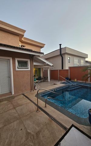Casa de condomínio à venda com 312m², 4 quartos e 4 vagas Casa de condomínio à venda com 312m², 4 quartos e 4 vagasÁrea externa