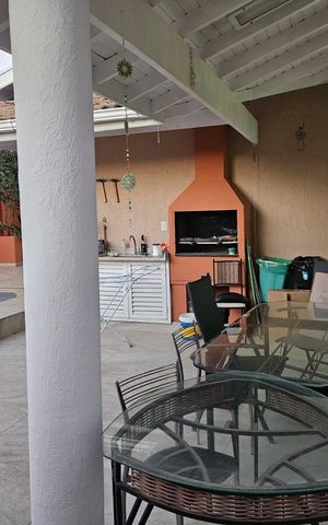 Casa de condomínio à venda com 312m², 4 quartos e 4 vagas Casa de condomínio à venda com 312m², 4 quartos e 4 vagasÁrea externa