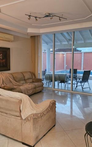 Casa de condomínio à venda com 312m², 4 quartos e 4 vagas Casa de condomínio à venda com 312m², 4 quartos e 4 vagasSala