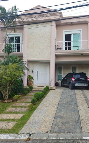 Casa de condomínio à venda com 312m², 4 quartos e 4 vagas Casa de condomínio à venda com 312m², 4 quartos e 4 vagasFachada