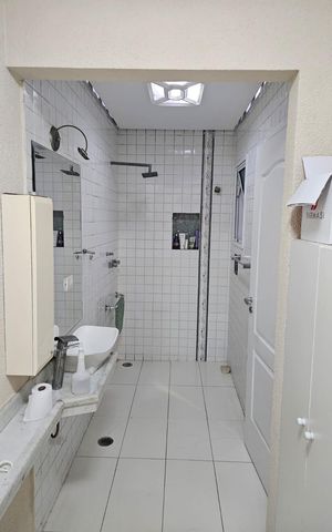 Casa de condomínio à venda com 312m², 4 quartos e 4 vagas Casa de condomínio à venda com 312m², 4 quartos e 4 vagasBanheiro
