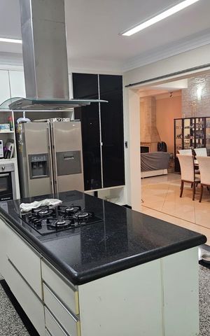 Casa de condomínio à venda com 312m², 4 quartos e 4 vagas Casa de condomínio à venda com 312m², 4 quartos e 4 vagasCozinha