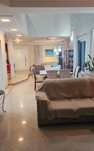 Casa de condomínio à venda com 312m², 4 quartos e 4 vagas Casa de condomínio à venda com 312m², 4 quartos e 4 vagasSala