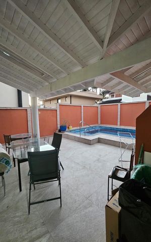 Casa de condomínio à venda com 312m², 4 quartos e 4 vagas Casa de condomínio à venda com 312m², 4 quartos e 4 vagasÁrea externa
