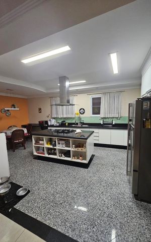 Casa de condomínio à venda com 312m², 4 quartos e 4 vagas Casa de condomínio à venda com 312m², 4 quartos e 4 vagasCozinha