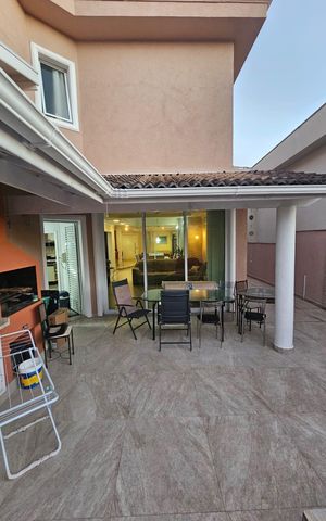 Casa de condomínio à venda com 312m², 4 quartos e 4 vagas Casa de condomínio à venda com 312m², 4 quartos e 4 vagasÁrea externa