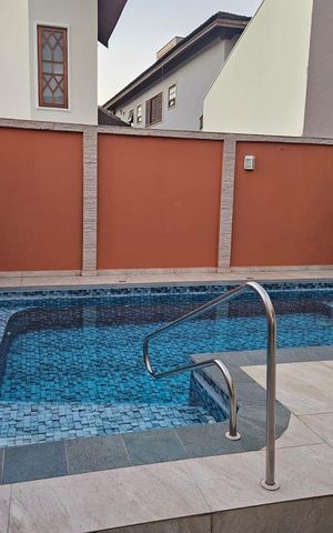 Casa de condomínio à venda com 312m², 4 quartos e 4 vagas Casa de condomínio à venda com 312m², 4 quartos e 4 vagasÁrea externa