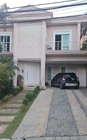 Casa de condomínio à venda com 312m², 4 quartos e 4 vagas Casa de condomínio à venda com 312m², 4 quartos e 4 vagasFachada