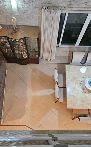 Casa de condomínio à venda com 312m², 4 quartos e 4 vagas Casa de condomínio à venda com 312m², 4 quartos e 4 vagasSala