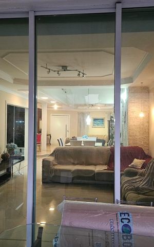 Casa de condomínio à venda com 312m², 4 quartos e 4 vagas Casa de condomínio à venda com 312m², 4 quartos e 4 vagasVaranda