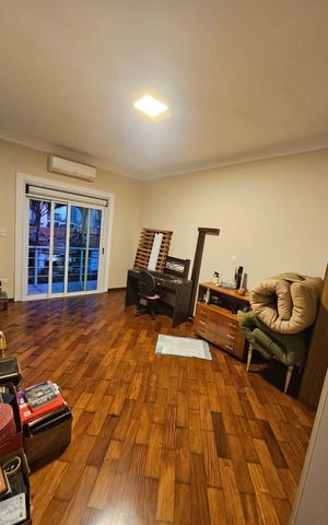 Casa de condomínio à venda com 312m², 4 quartos e 4 vagas Casa de condomínio à venda com 312m², 4 quartos e 4 vagasQuarto