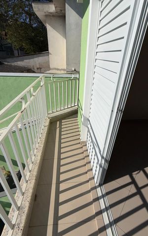 Casa à venda com 158m², 3 quartos e 3 vagas Casa à venda com 158m², 3 quartos e 3 vagasVaranda