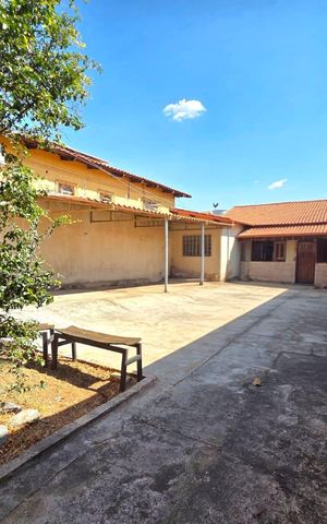 Casa à venda com 150m², 4 quartos e 6 vagas Casa à venda com 150m², 4 quartos e 6 vagasGaragem