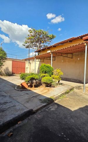 Casa à venda com 150m², 4 quartos e 6 vagas Casa à venda com 150m², 4 quartos e 6 vagasGaragem