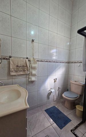 Casa à venda com 150m², 4 quartos e 6 vagas Casa à venda com 150m², 4 quartos e 6 vagasBanheiro Social
