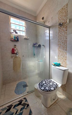 Casa à venda com 150m², 4 quartos e 6 vagas Casa à venda com 150m², 4 quartos e 6 vagasSuíte - Banheiro