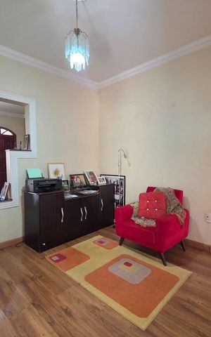 Casa à venda com 150m², 4 quartos e 6 vagas Casa à venda com 150m², 4 quartos e 6 vagasSalas