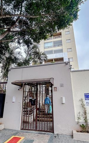 Apartamento para alugar com 50m², 2 quartos e 1 vagaFachada com Plaquinha