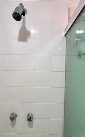 Apartamento para alugar com 72m², 2 quartos e 2 vagas Apartamento para alugar com 72m², 2 quartos e 2 vagasBanheiro da suíte 1