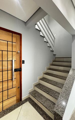 Apartamento à venda com 120m², 2 quartos e 2 vagas Apartamento à venda com 120m², 2 quartos e 2 vagasEscada