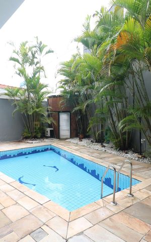 Casa à venda com 448m², 3 quartos e 4 vagas Casa à venda com 448m², 3 quartos e 4 vagasPiscina