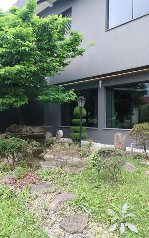 Casa à venda com 448m², 3 quartos e 4 vagas Casa à venda com 448m², 3 quartos e 4 vagasFachada/Jardim