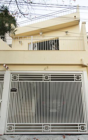 Casa à venda com 148m², 3 quartos e 2 vagas Casa à venda com 148m², 3 quartos e 2 vagasFachada