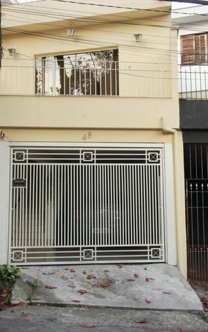 Casa à venda com 148m², 3 quartos e 2 vagas Casa à venda com 148m², 3 quartos e 2 vagasFachada