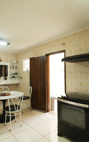 Casa à venda com 148m², 3 quartos e 2 vagas Casa à venda com 148m², 3 quartos e 2 vagasCozinha